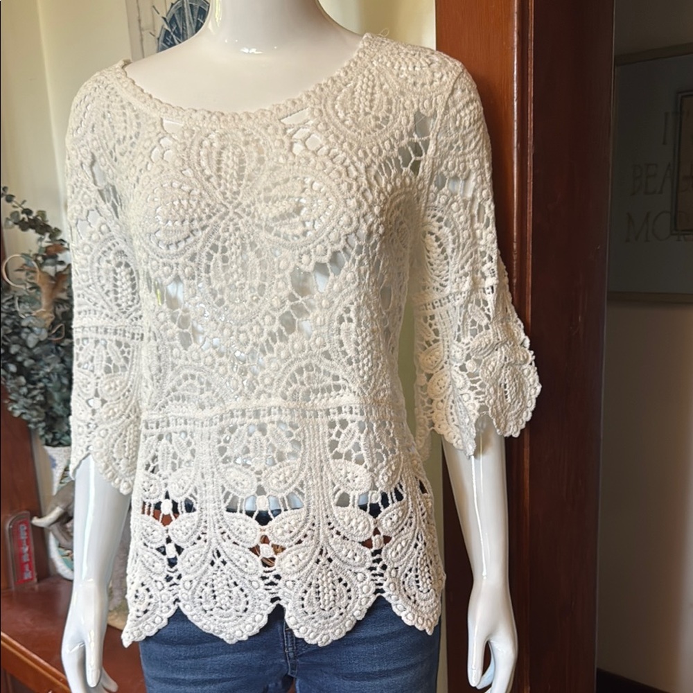 NWT papillon size  small Elegant Lace Crochet Top - white